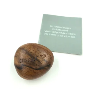 Consolation en bois, objet symbolique