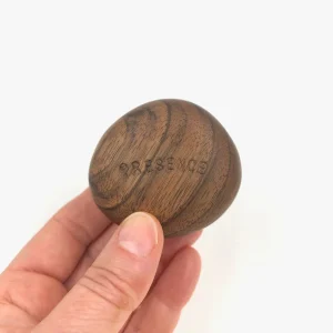 Talisman artisanal gravé du mot PRESENCE