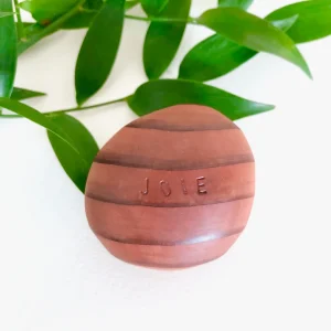 Offrir sa joie, cadeau symbolique en bois