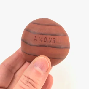 Célébrer l'amour, un cadeau en bois sensuel et porteur de sens