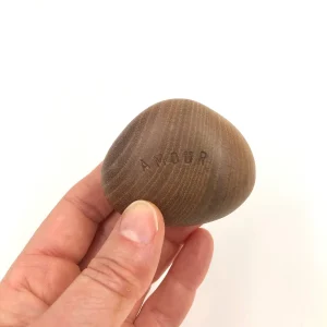 Sculpture en bois de cerisier symbolique et minimaliste