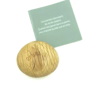 Talisman en chêne réalisé à la main pour se donner du courage. Un objet en bois tout doux à tenir au creux de la main