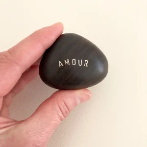 Célébrer l'essentiel : cadeau unique en bois précieux et feuille d'argent pour une déclaration d'amour