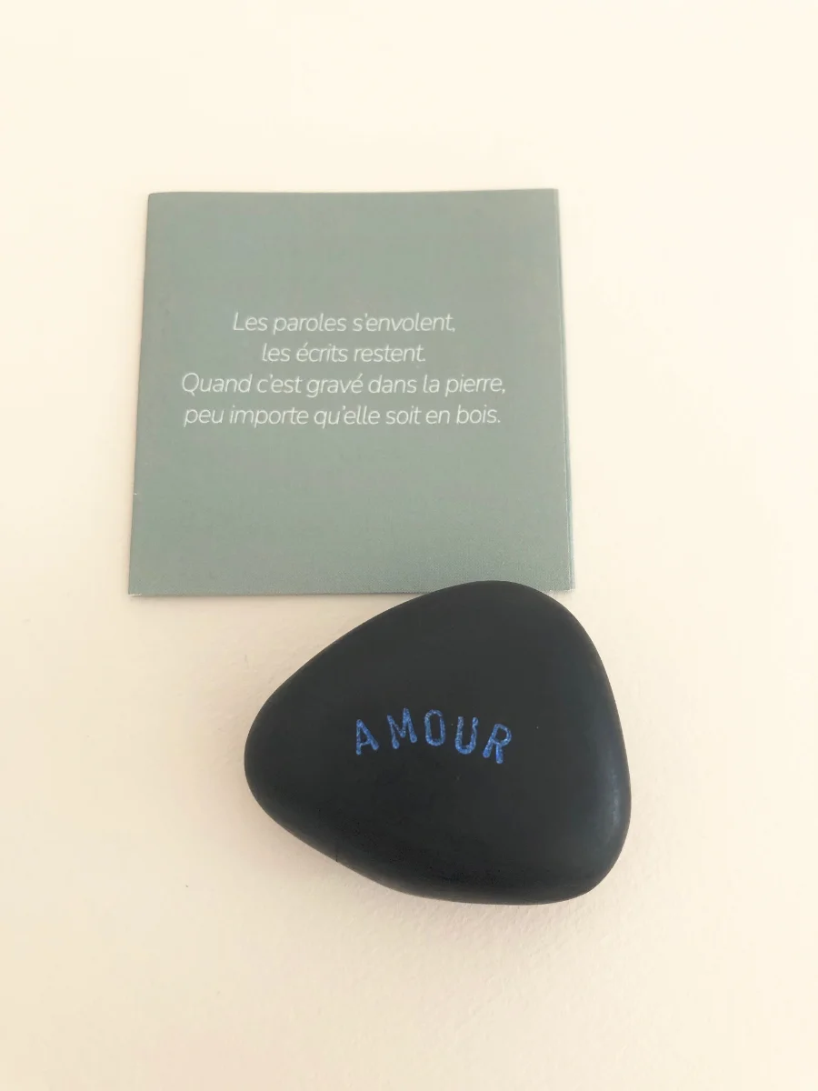 amour-ebene-cadeau-precieux-unique Sculpture minimaliste en bois d'ébène gravé à la feuille d'argent teintée de bleu. Bijou de maison poétique et symbolique à offrir et à caresser.