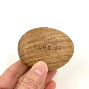 Sculpture minimaliste et organique en chêne, graine de mémoire