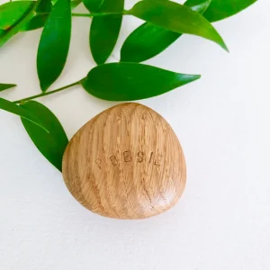 Talisman en bois pour célébrer la poésie